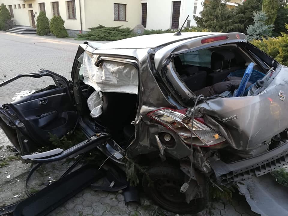 Video: un auto choca contra un rotonda, vuela y cae frente a una iglesia
