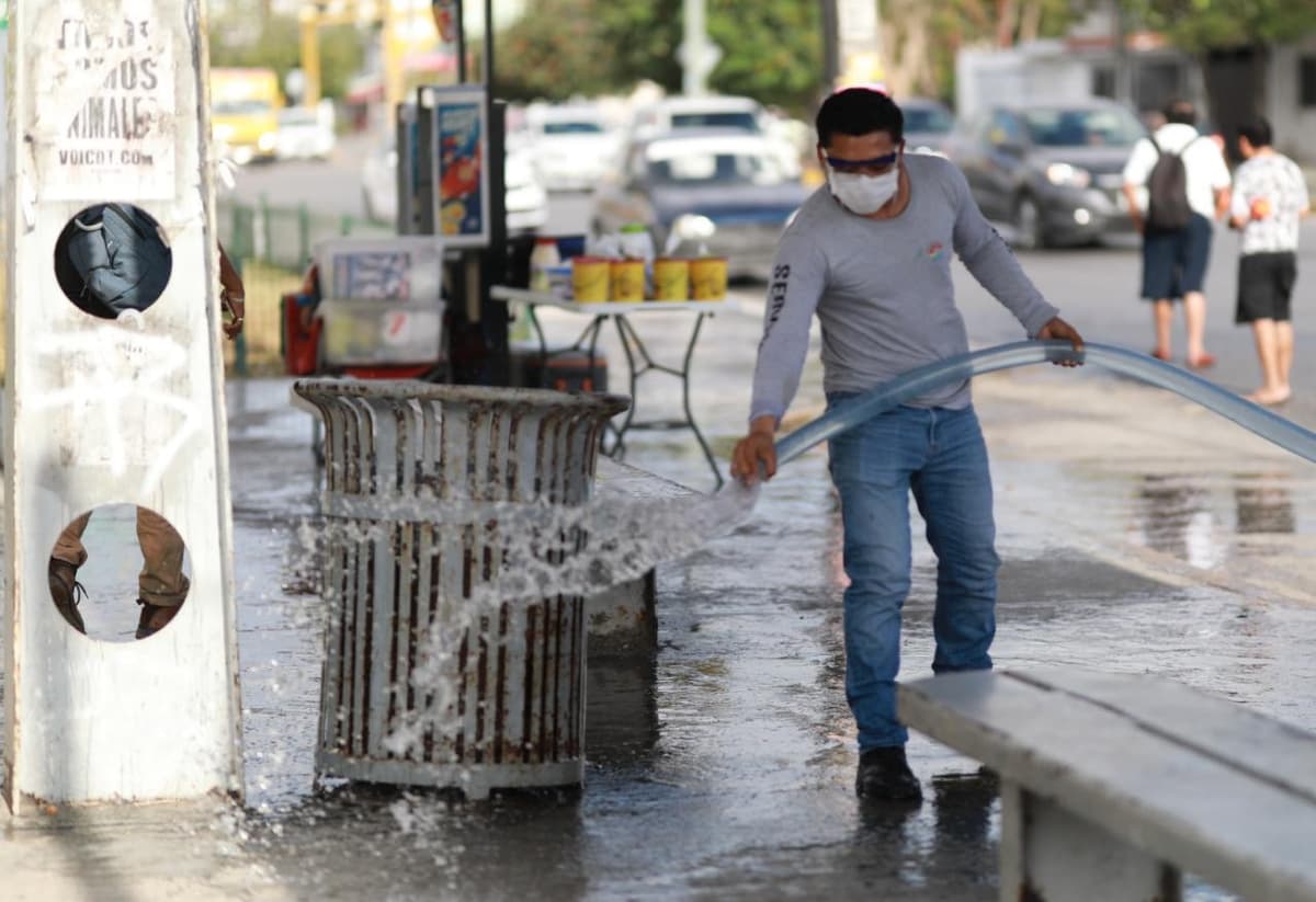 ¡En Cancún lavan hasta los pisos! para matar al Covid-19