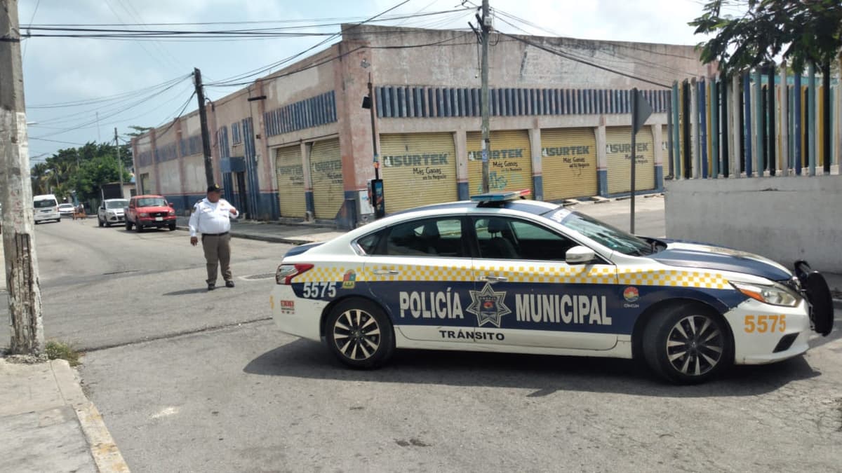 Patrullas cierran principales avenidas de Cancún para evitar contagios de Covid-19
