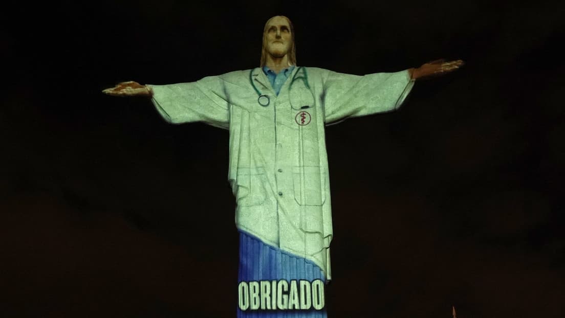 Cristo Redentor de Brasil se "viste" de médico en lucha contra el Coronavirus