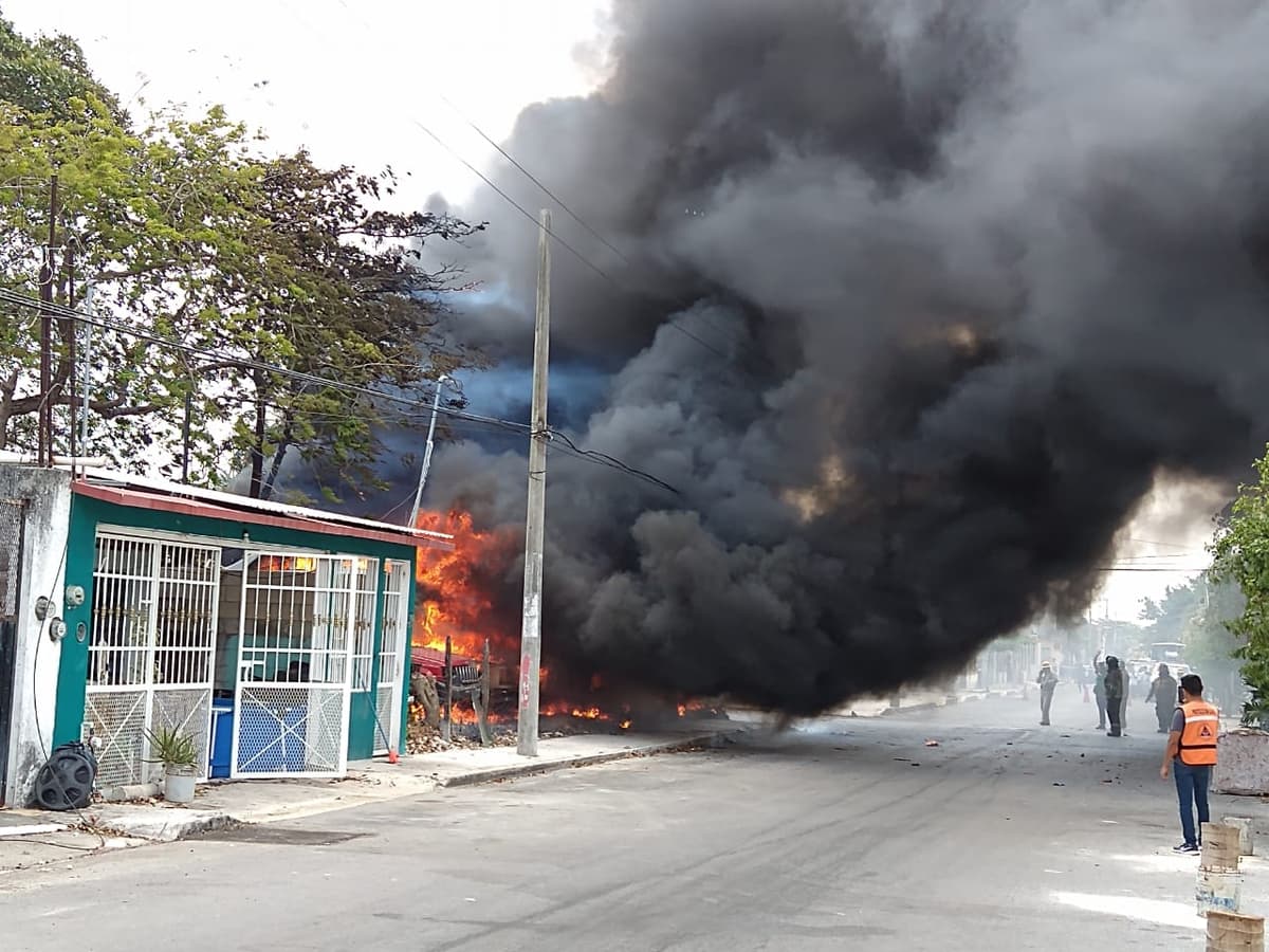 Arde deshuesadero en Cancún