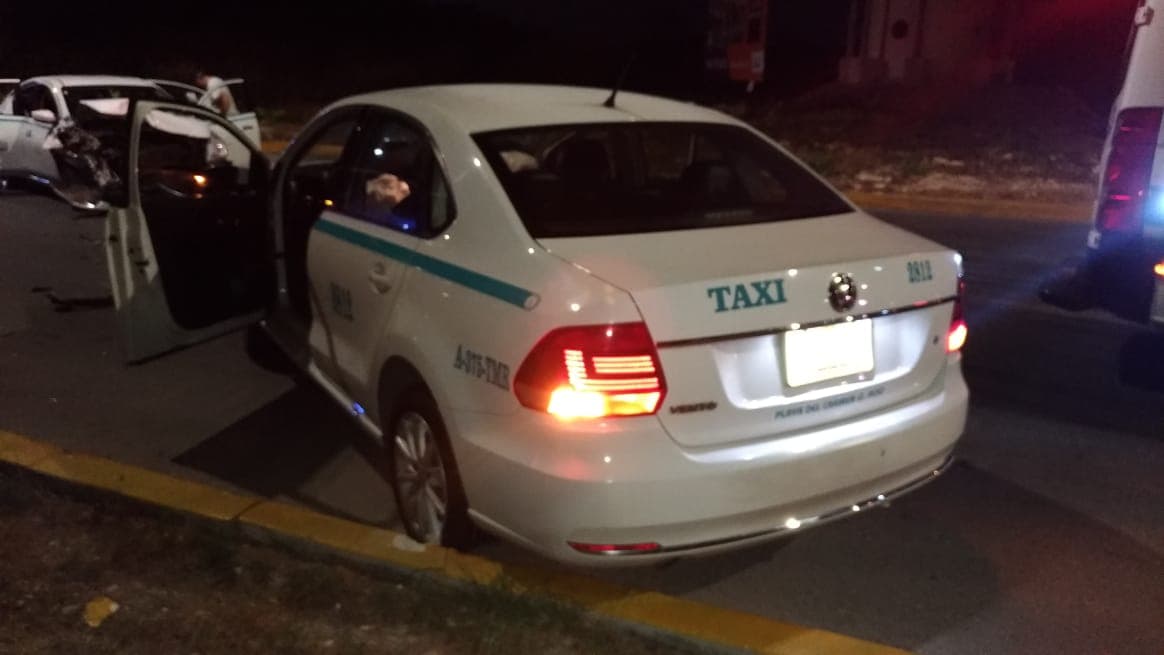 Chocan dos taxis en Playa del Carmen; un conductor iba ebrio