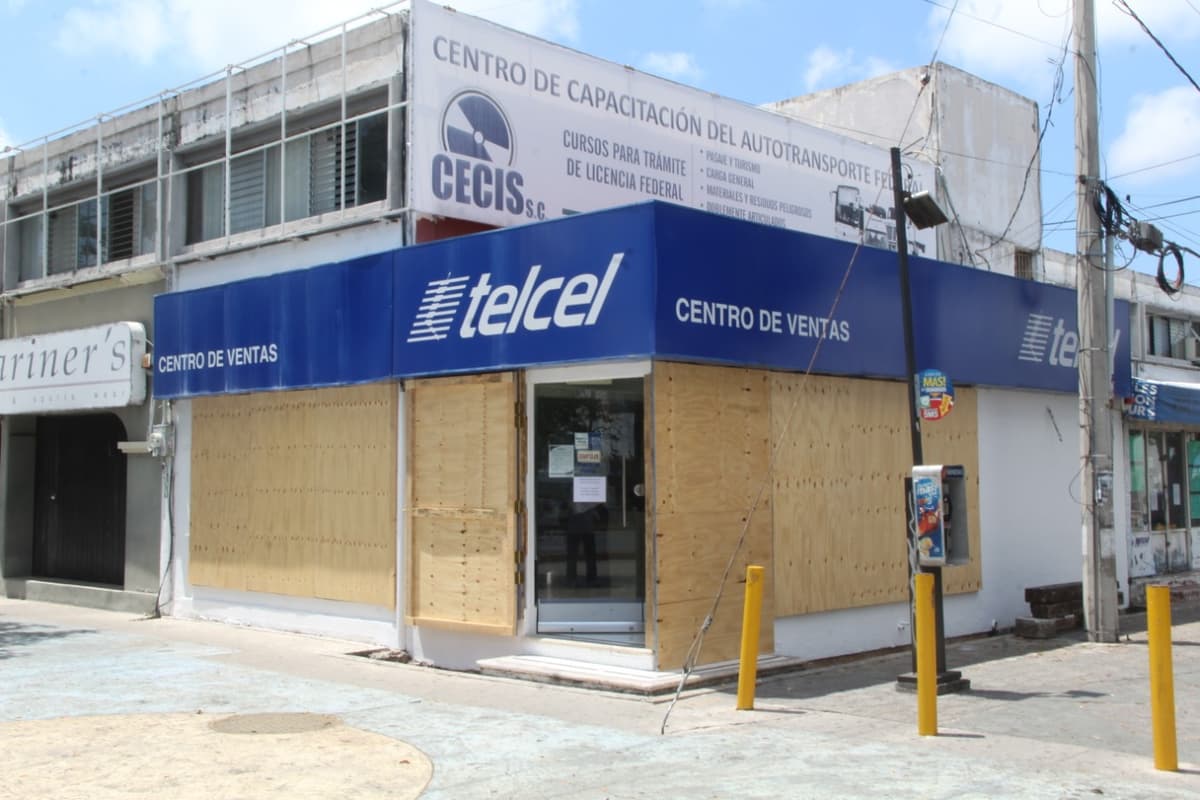 Cerradas con triplay, la mayoría de tiendas en Cancún