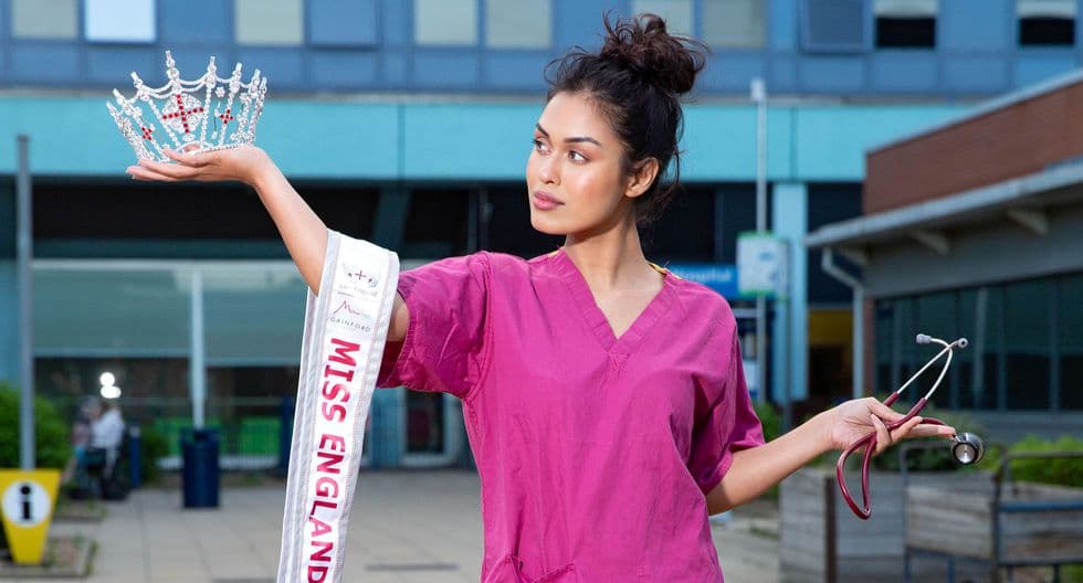 Renuncia Miss Inglaterra a la corona, para atender pacientes con coronavirus