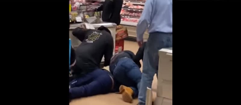 Someten a sujeto por escupir y toser alimentos, en plena crisis por Covid-19 en E.U.