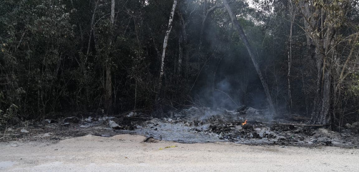 Hallan cuerpo calcinado en el camino al basurero de Tulum