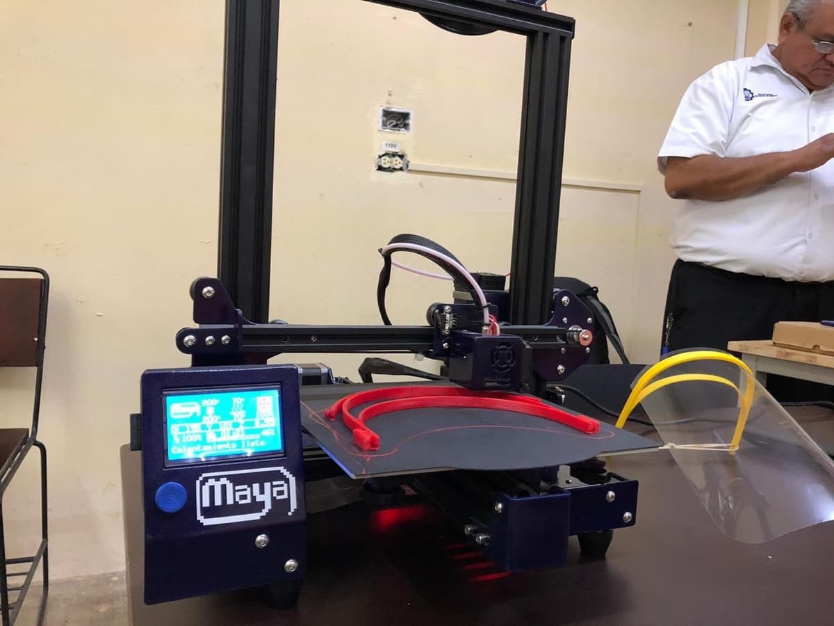 Jóvenes yucatecos crean caretas para personal médico que se enfrenta al coronavirus