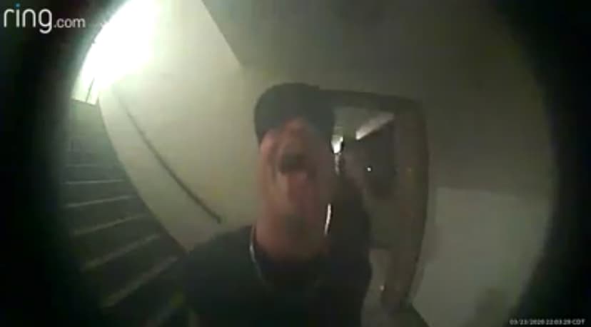 Video: En plena pandemia en Estados Unidos, joven lame timbre de una casa y dueño publica el video