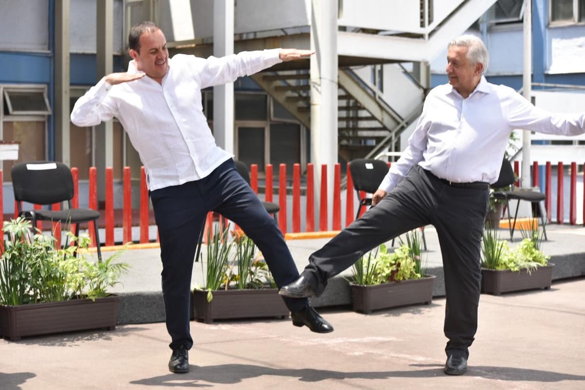 Cuauhtémoc Blanco y AMLO inventan saludo ante la pandemia del covid-19