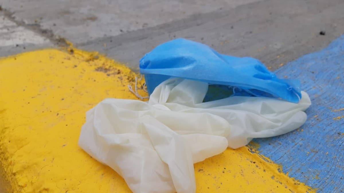 Coronavirus: Ciudadanos tiran cubrebocas y guantes a la calle