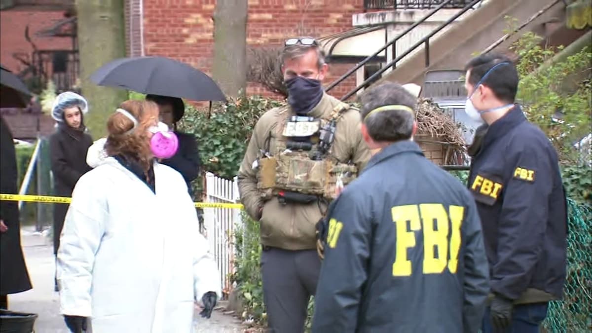 Detiene a hombre en Nueva York que revendía equipo médico al 700 por ciento de su valor