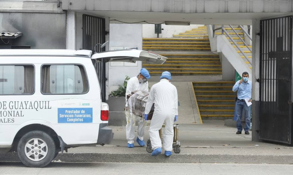 Llegan primeros contenedores refrigerados para almacenar cadáveres en Ecuador