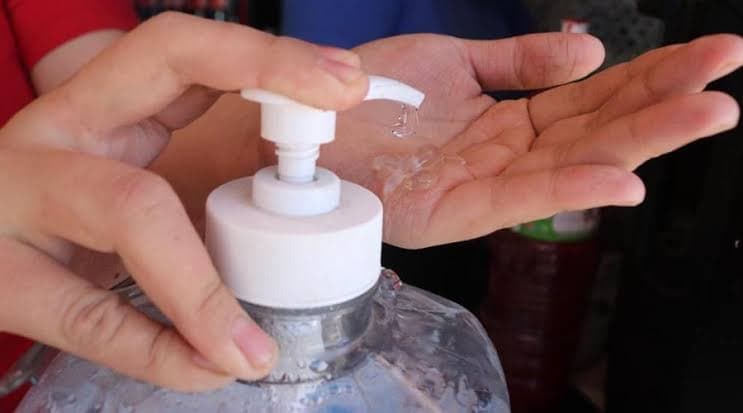 El uso excesivo de gel antibacterial podría dañar tu piel: expertos de la Salud