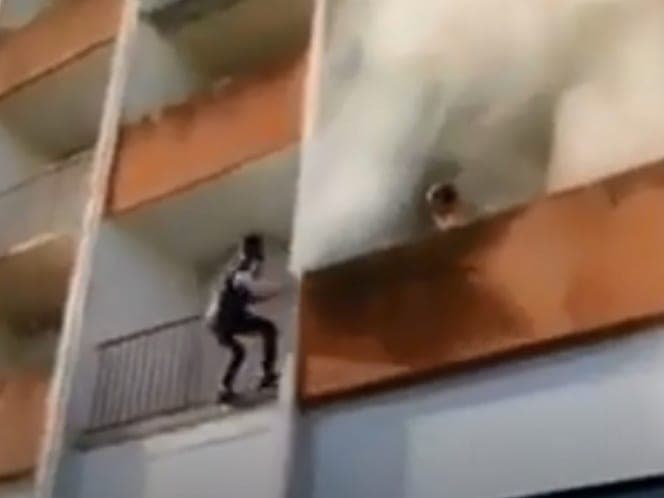 Video: Sin equipo de rescate jóvenes salvan a 'abuelito' de edificio en llamas