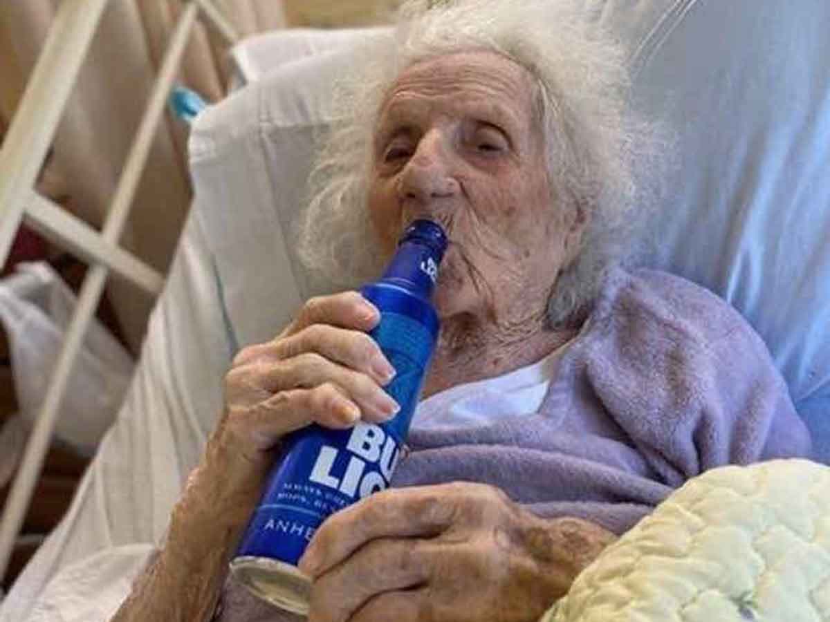 Abuelita de 103 años vence el Covid-19 y lo celebra con una cerveza 'bien fría'
