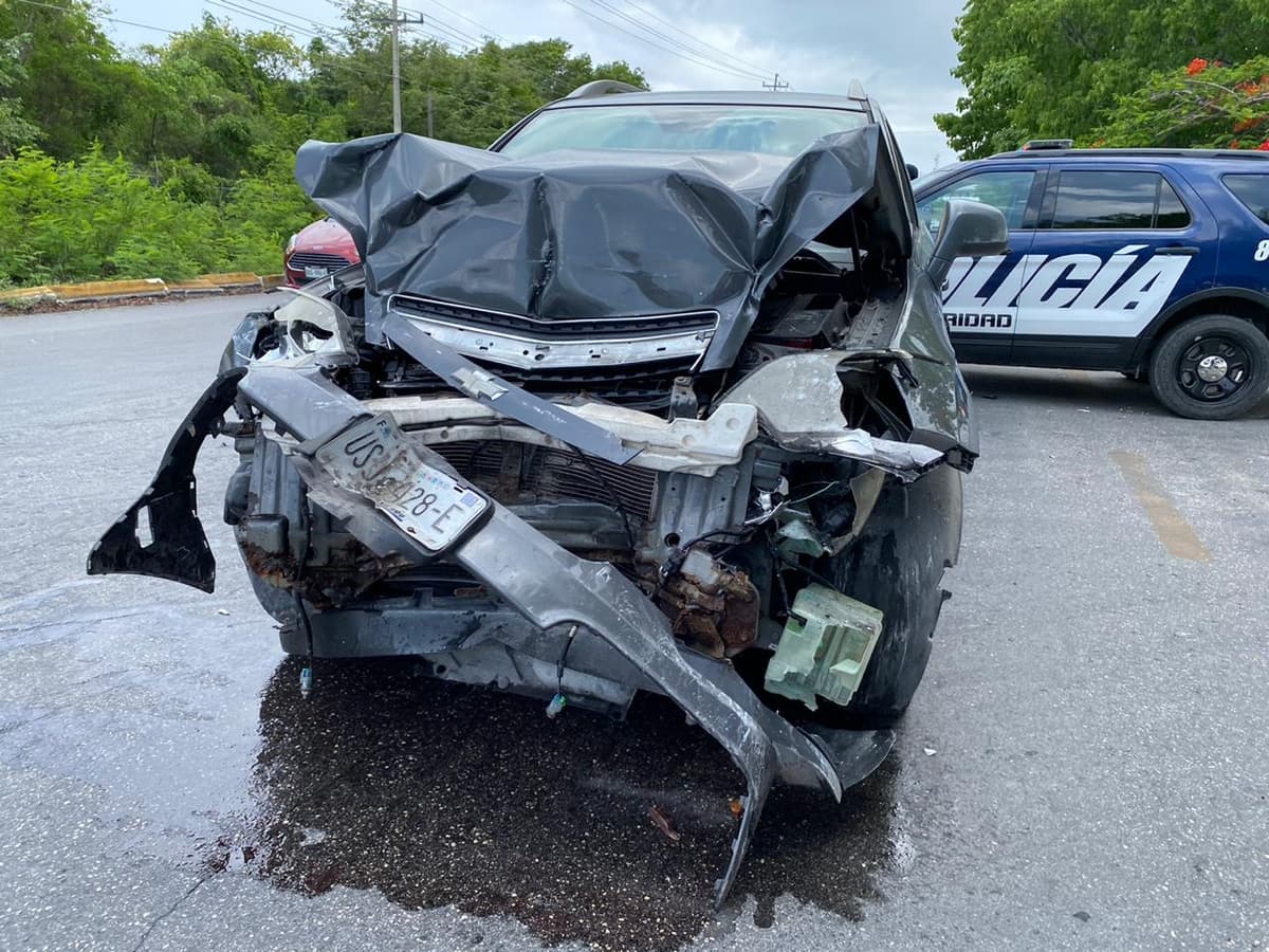 Automovilista destroza su camioneta en Playa del Carmen