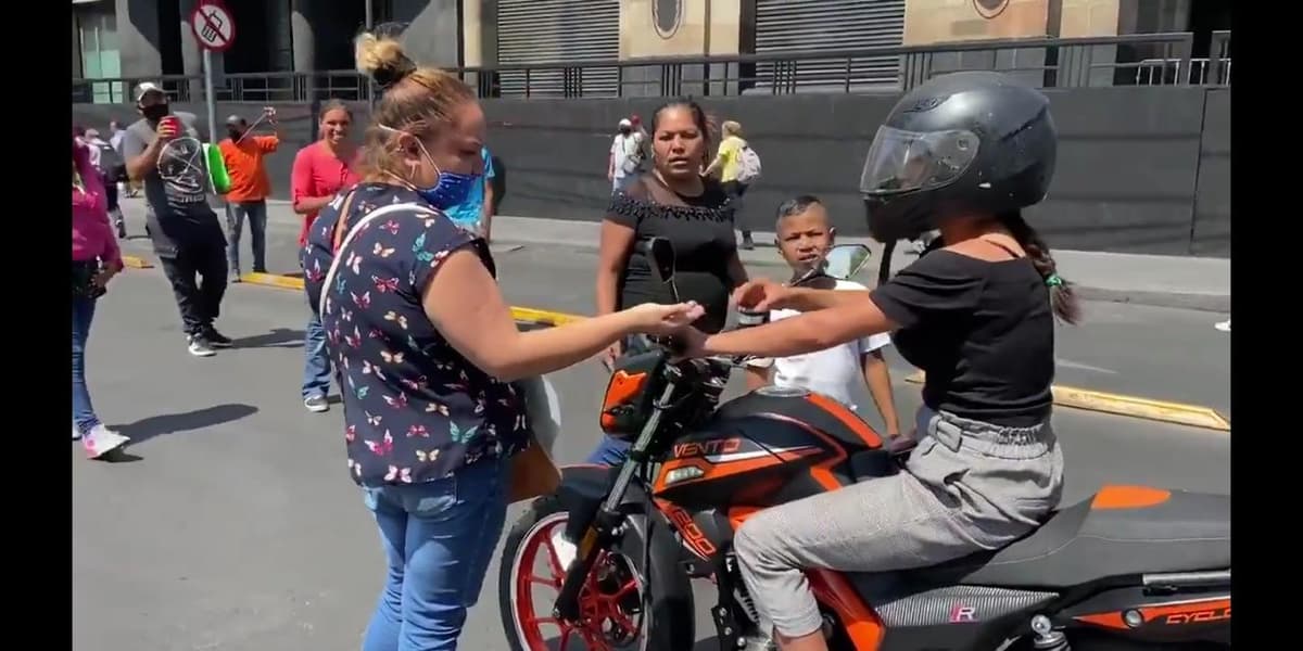 Video: Ambulantes "desempleados" cobran peaje en Eje Central de la CDMX