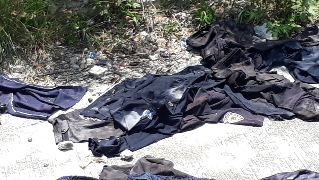 Aparecen decenas de uniformes de policía en Chetumal