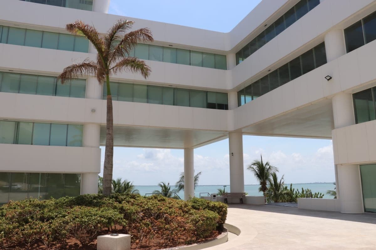 Recupera AMLO 25 mdp del crimen al subastar piso en Zona Hotelera de Cancún