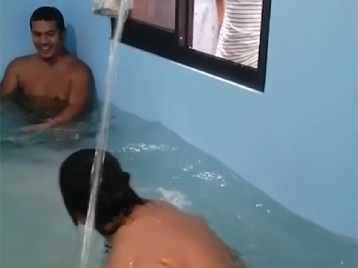 Familia convierte en piscina la sala de su casa para pasar la cuarentena