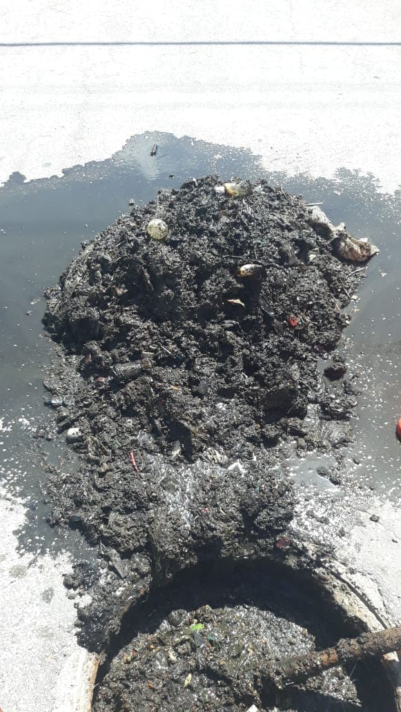 Toneladas de cubrebocas y guantes tapan las coladeras de Chetumal