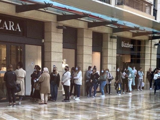 Se desata locura en Francia con la reapertura de Zara; hay filas enormes ante fin de confinamiento