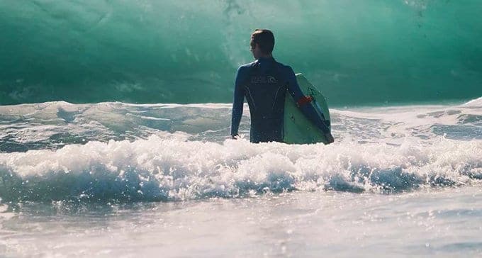 Identifican a surfista que murió tras ser atacado por un tiburón en California