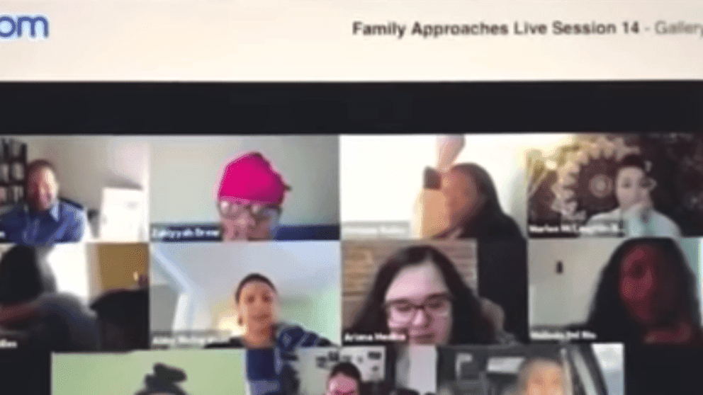 Video: ¡Se hace pipí frente a todos! Mujer se le olvidó apagar su cámara mientras iba al baño