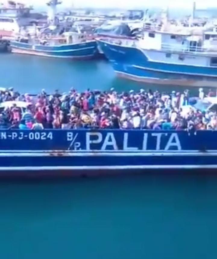 Venezolanos se aglomeran en embarcación para ir a comprar víveres: video