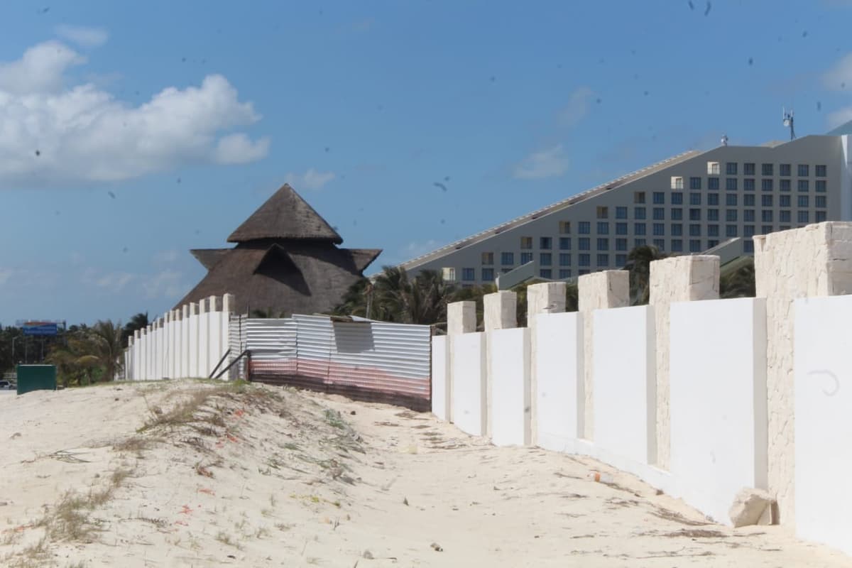 Suspenden obras del Gran Solaris, hotel que destruyó duna en playa de Cancún