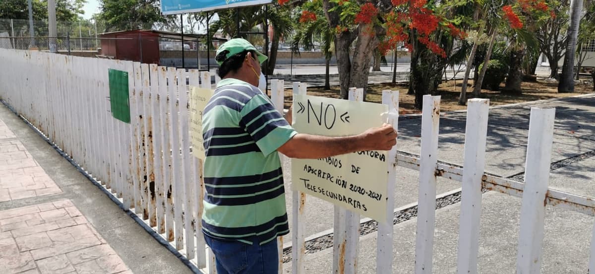 Maestros de telesecundarias protestan en Chetumal
