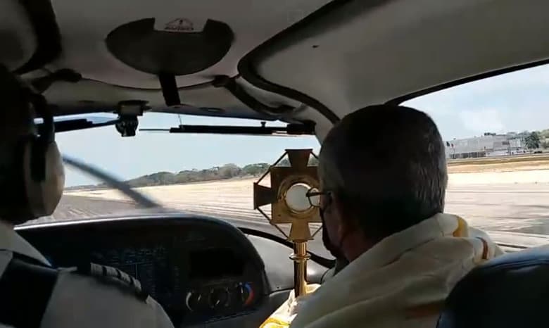Sacerdote bendice desde el cielo a Chetumal y Bacalar para que pandemia termine
