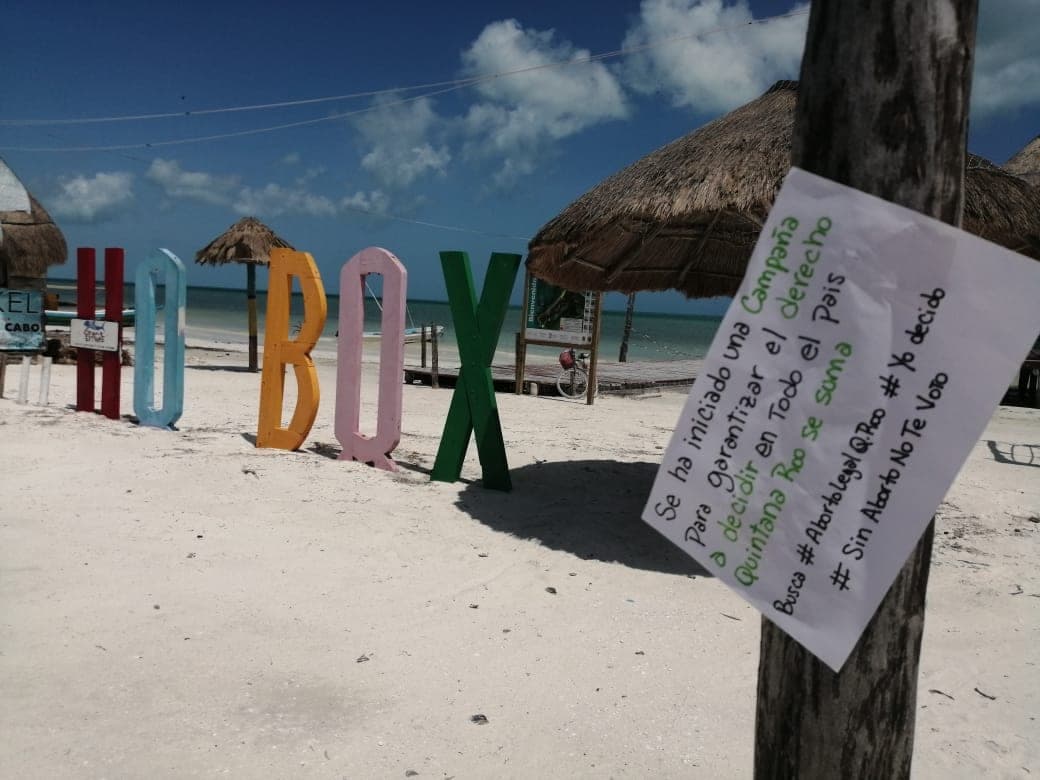 Activistas ‘siembran’ frases en favor al aborto en todo Quintana Roo