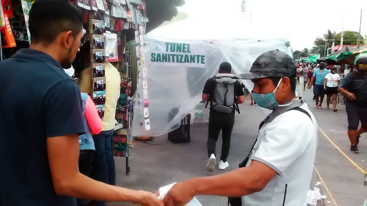 ¡Estrenan túnel sanitizante en tianguis de Cancún!