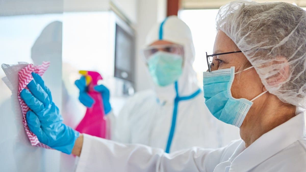 Piden a médicos del ISSSTE hacer limpieza por falta de personal