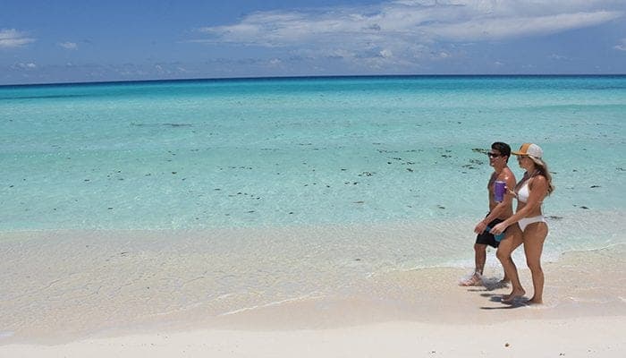 Sin miedo al coronavirus, ya comienzan a llegar turistas al Caribe mexicano