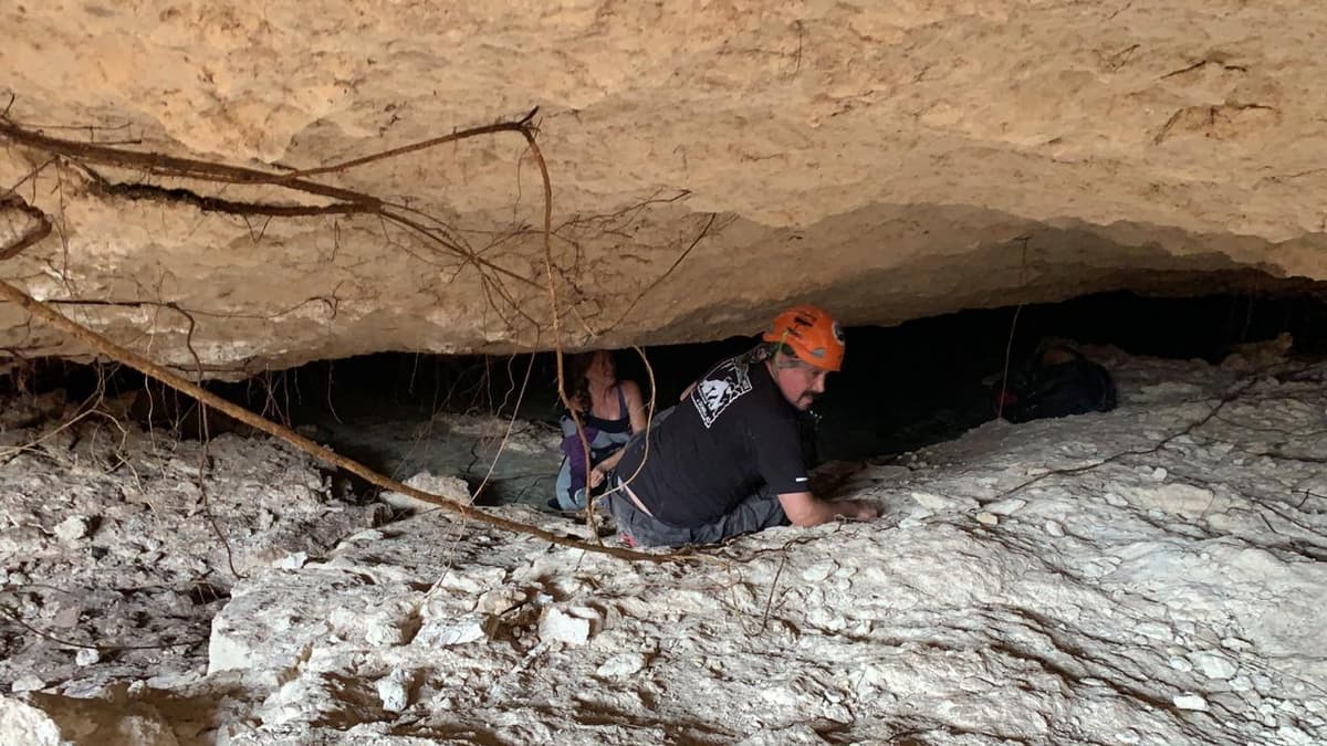 Espeleólogos entran a la caverna del socavón en Playa del Carmen