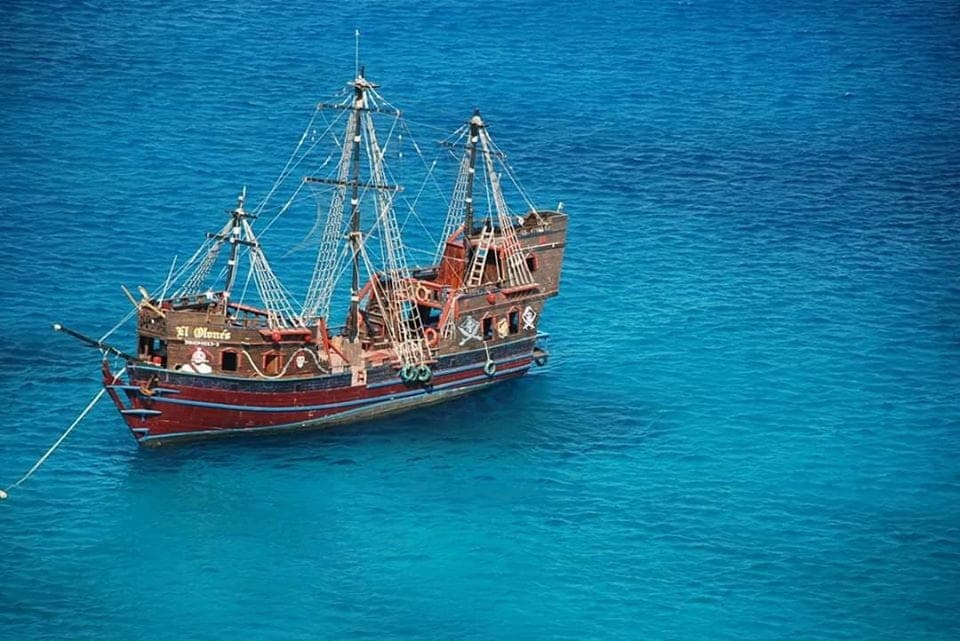 Lanzan campaña para rescatar icónico barco pirata de Cozumel y que vuelva a flote
