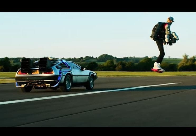 Video: Joven logra volar en 'aerotabla' y recrea icónicas escenas de 'Back to the Future'