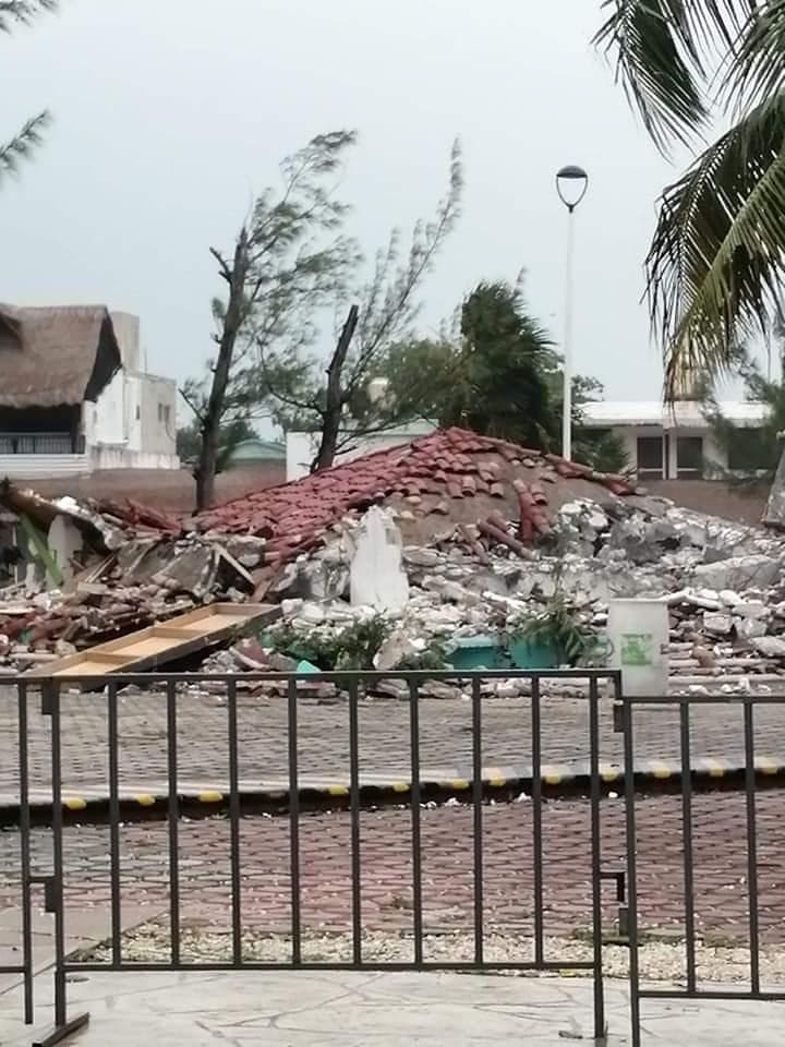 Destruyen kiosco del Casco Antiguo de Puerto Morelos; reprime policía a manifestantes