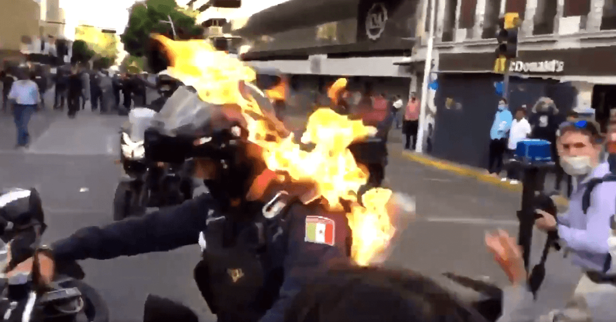 Video: Incendian a policía en las protestas de Jalisco por Giovanni López