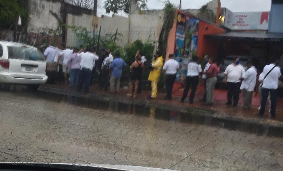 ¡Tremenda fila de taxistas en Cancún por crédito de AMLO!