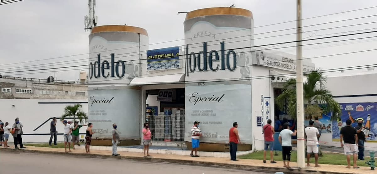 ¡Locura en Chetumal por la venta de cerveza!