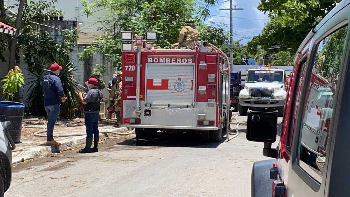 Se incendia edificio en el centro de Playa del Carmen; un lesionado