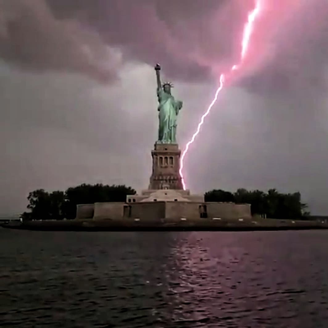 Video: Captan impresionante rayo caer cerca de la Estatua de la Libertad