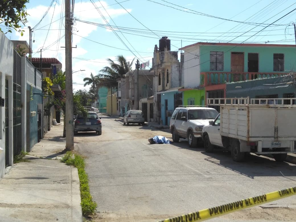 Hallan un muerto en plena calle de Cancún