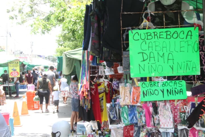Tianguis en Cancún seguirán operando, pese a semáforo rojo de Gatell