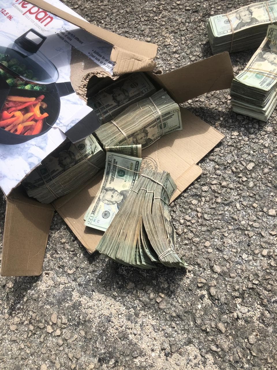 Hallan 300 mil dólares en cajas abandonados en Chetumal