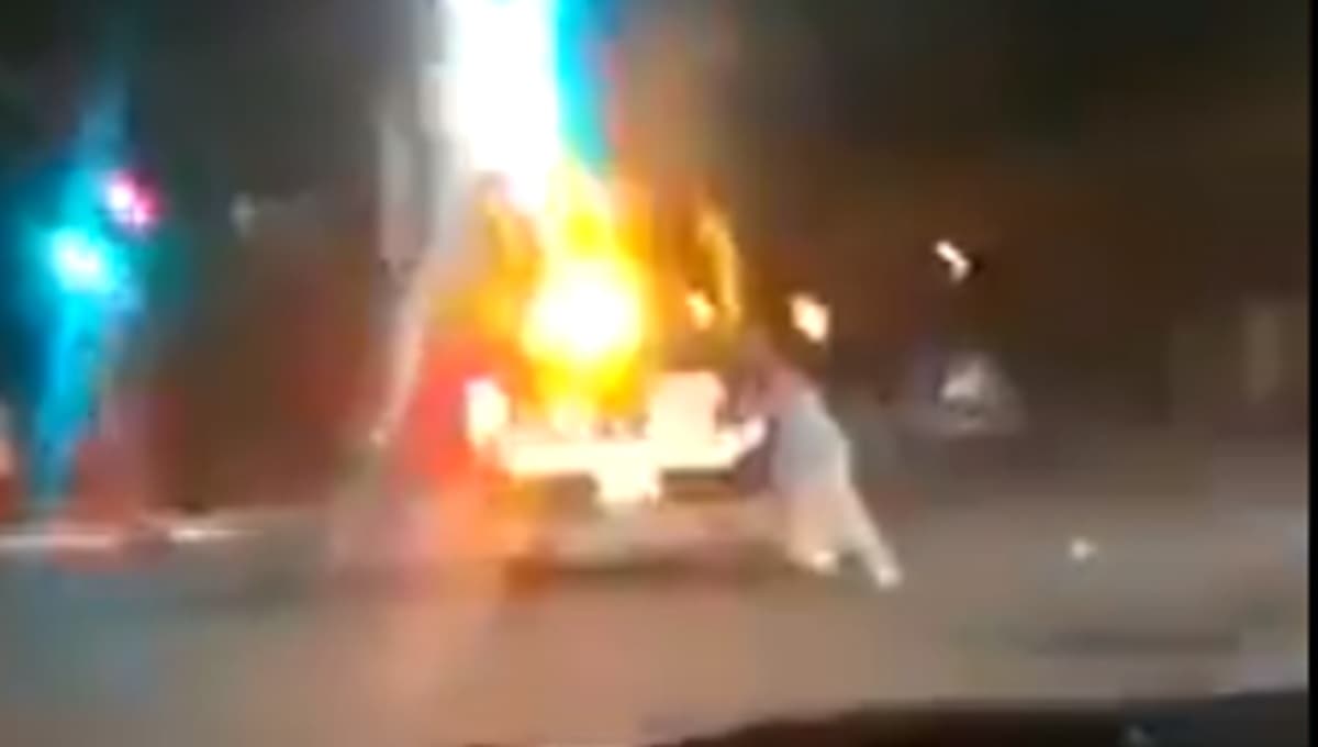 '¡¿Por qué lo llevan así?!': Arrastra patrulla a detenido esposado por varios metros