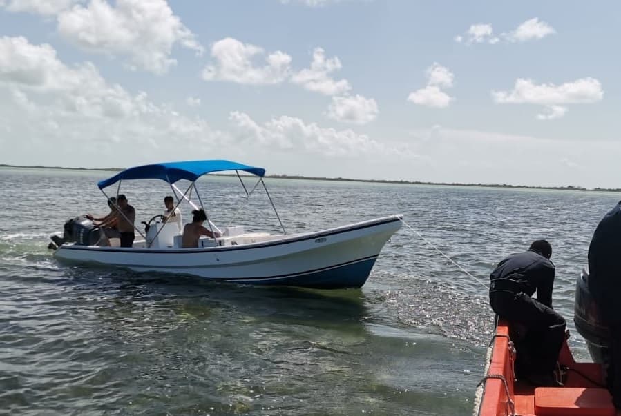 Rescata Marina a tres personas cerca del canal de Zaragoza